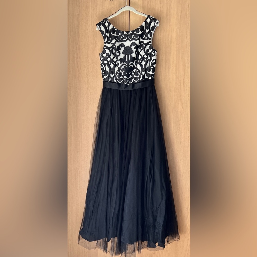 Aidan Mattox cap sleeve embroidered evening gown, black and white, size 10